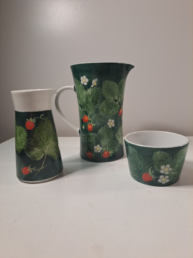 Arabian astioita, taiteilijan maalaama "Toteemi"