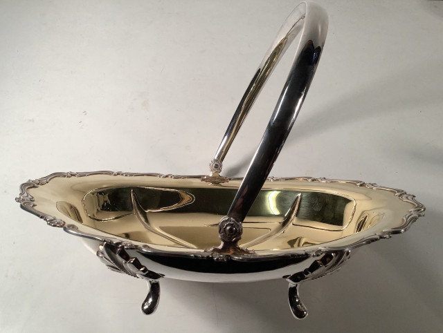 Tarjoiluastia hopeaa