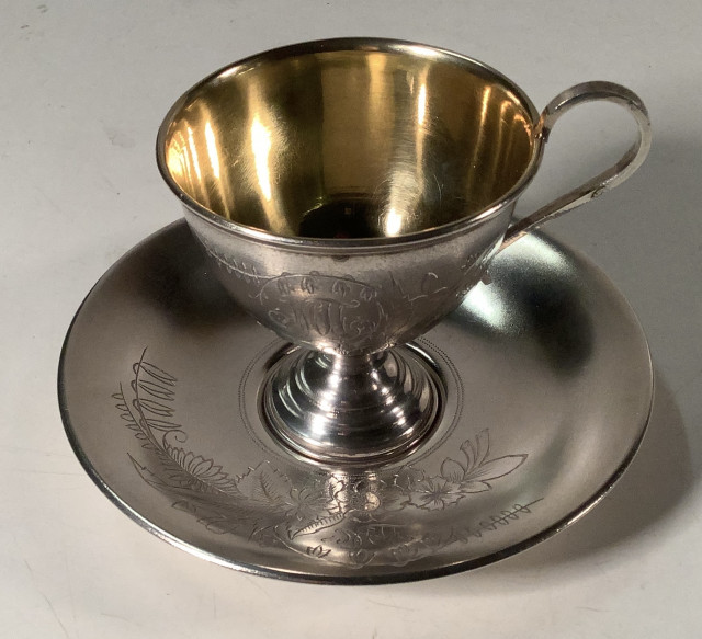 Hopeakuppi ja aluslautanen hopeaa