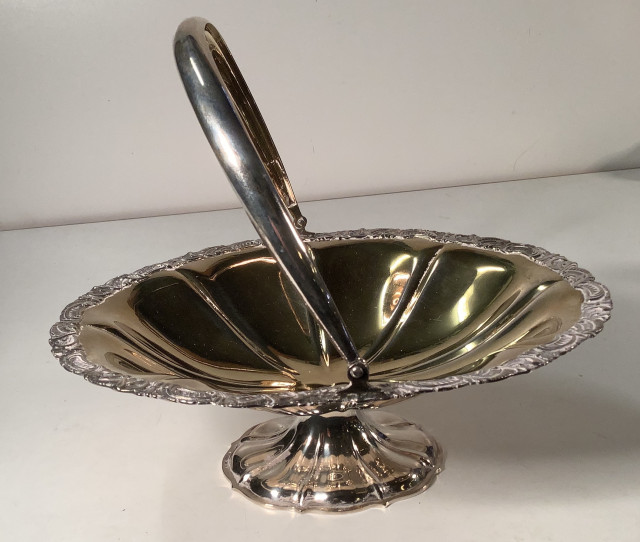 Tarjoiluastia hopeaa