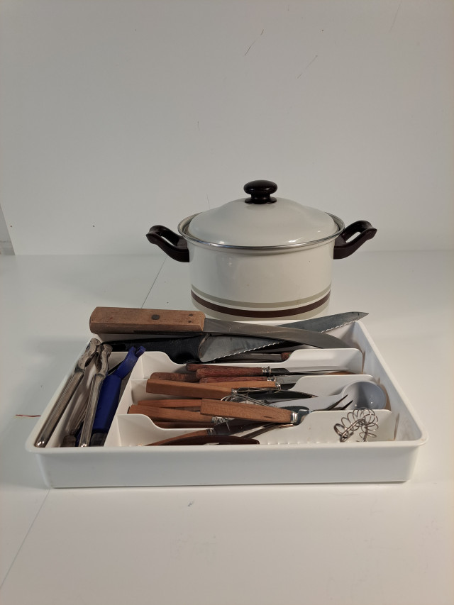 Emalikattila ja ruokailuvälineitä