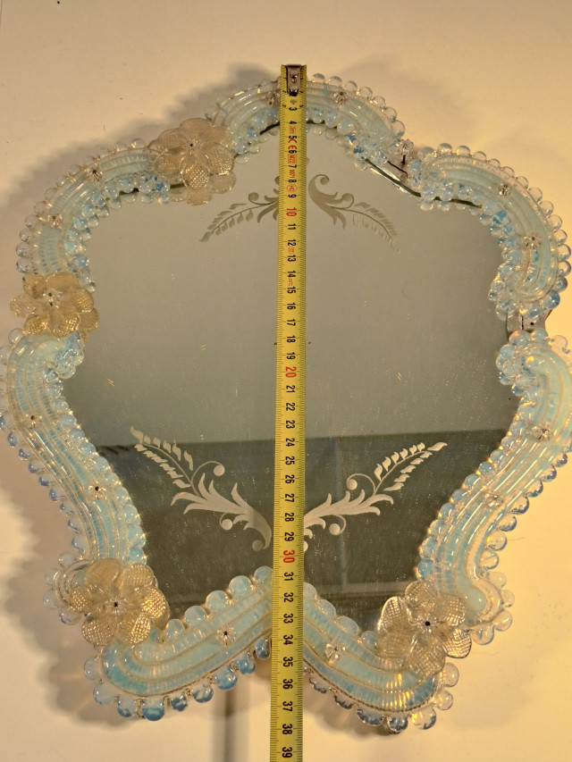 Peilit koristeellisilla kehyksillä