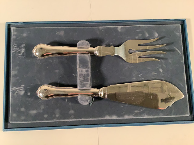 Hopeiset haarukka ja veitsi