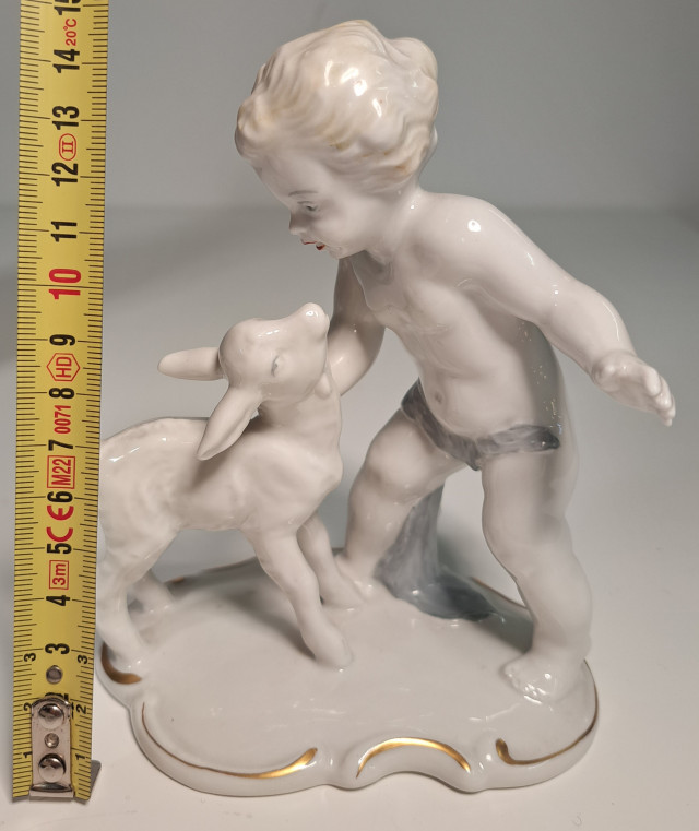 Posliinifiguuri poika ja karitsa