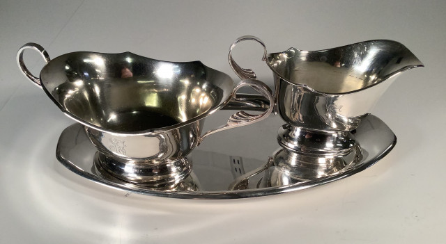 Hopeinen sokerikko ja kermakko alustoineen