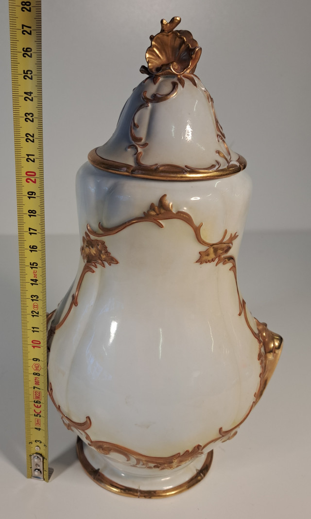 Kannellinen keraaminen astia