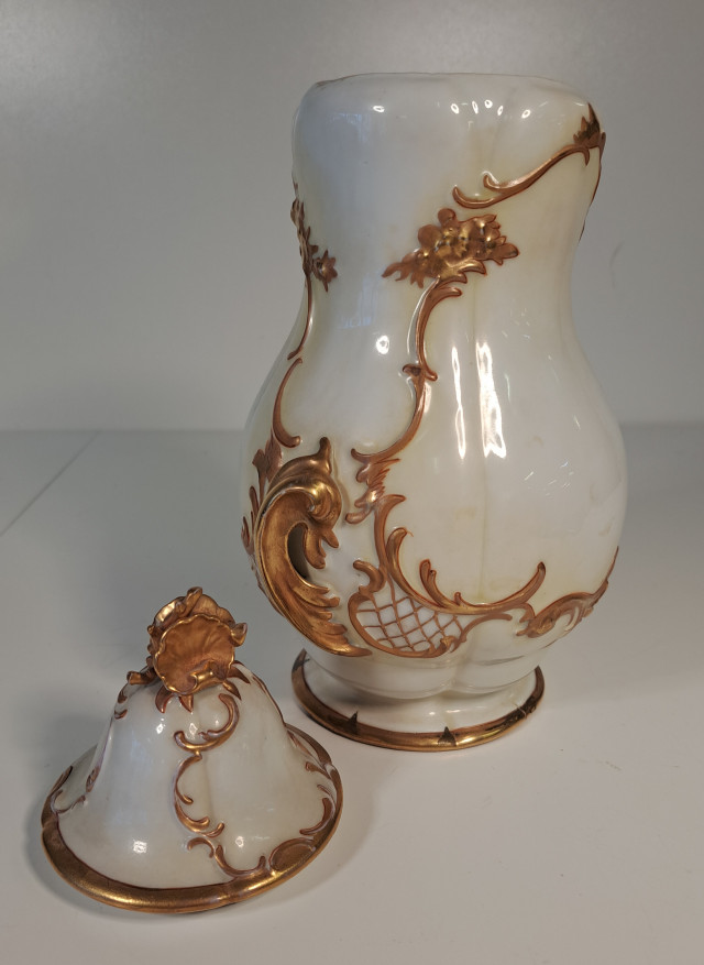 Kannellinen keraaminen astia