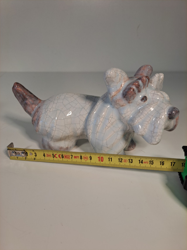 Lasitettu koirafiguuri