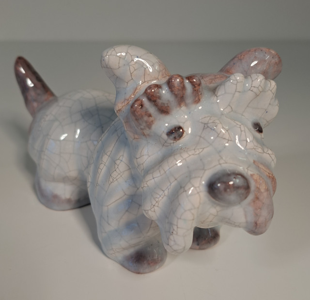 Lasitettu koirafiguuri