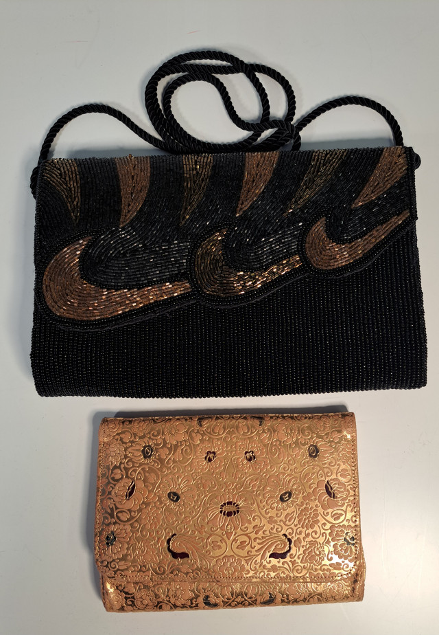 Helmikirjailtu iltalaukku+pussukka