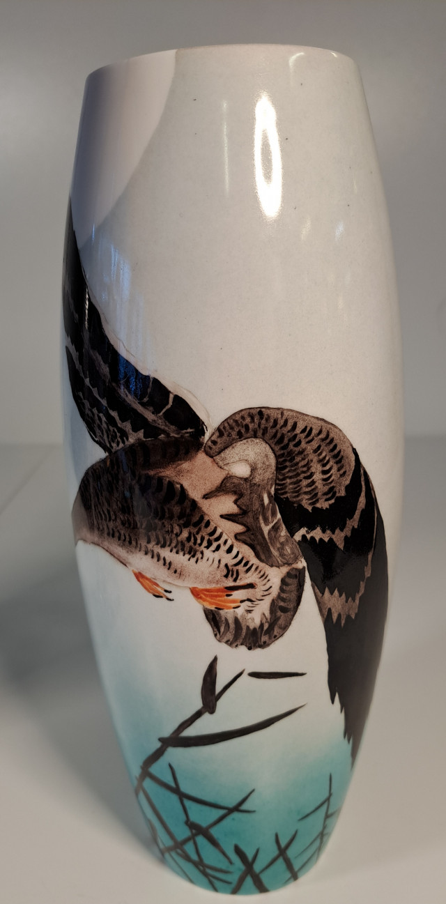 Korkea taidemaljakko