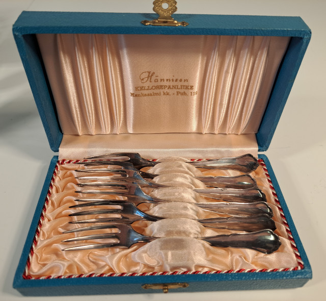 Pienet hopeiset haarukat