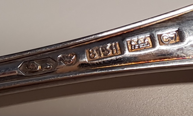 Pienet hopeiset haarukat