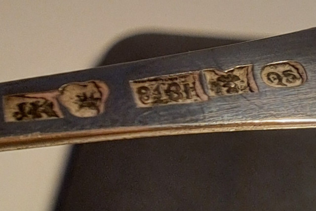 Hopeiset sokeriottimet, kaiverrus