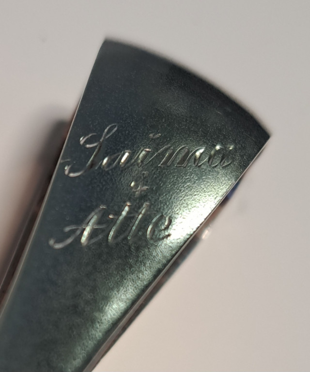 Hopeiset sokeriottimet, kaiverrus