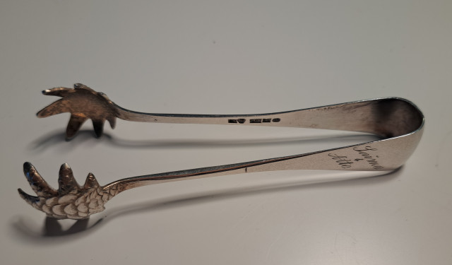 Hopeiset sokeriottimet, kaiverrus