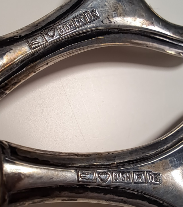 Hopeiset ottimet, kaiverrus