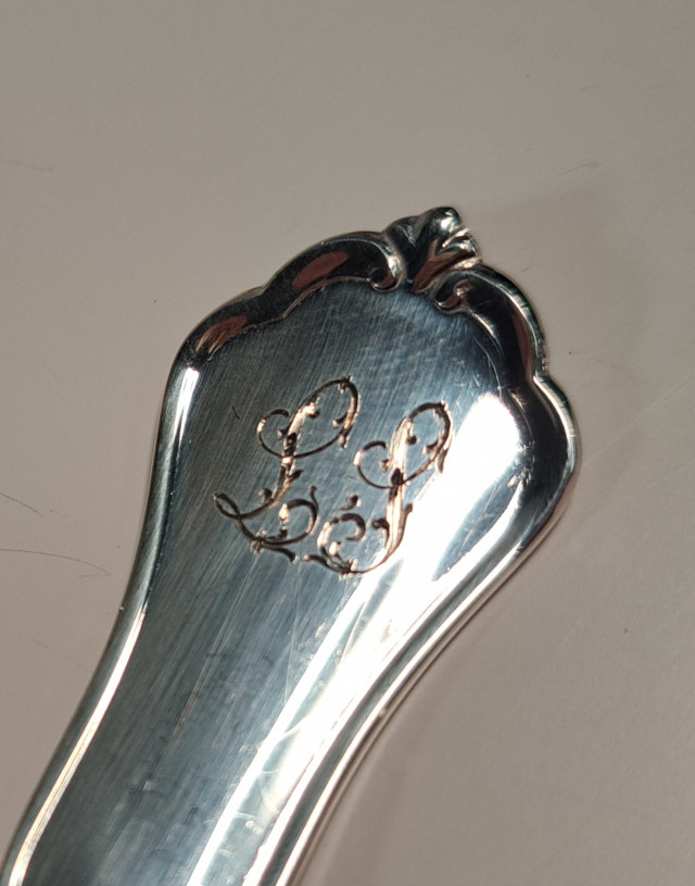 Hopeinen sokerilusikka, kaiverrus