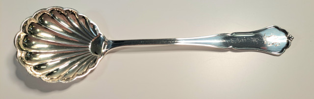 Hopeinen sokerilusikka, kaiverrus