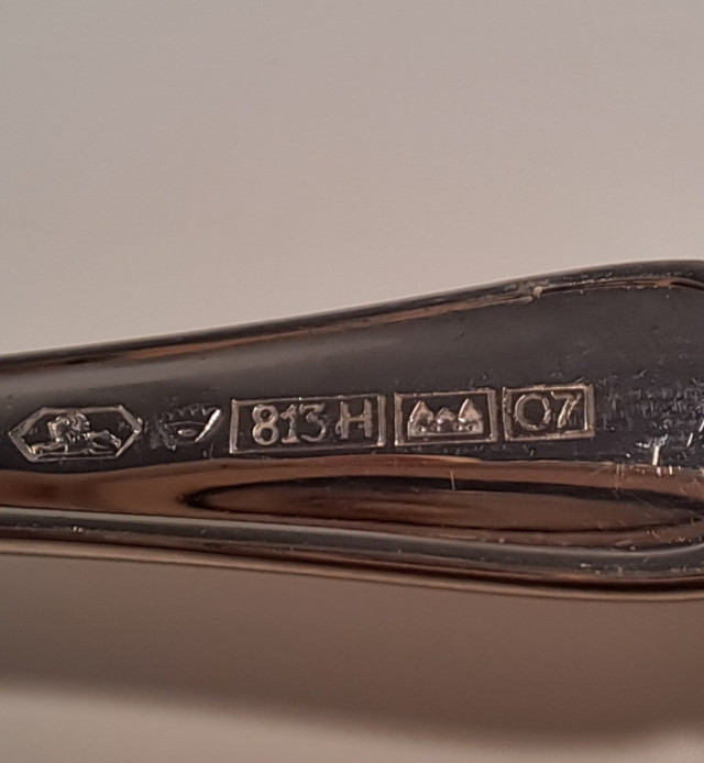 Hopeinen sokerilusikka, kaiverrus