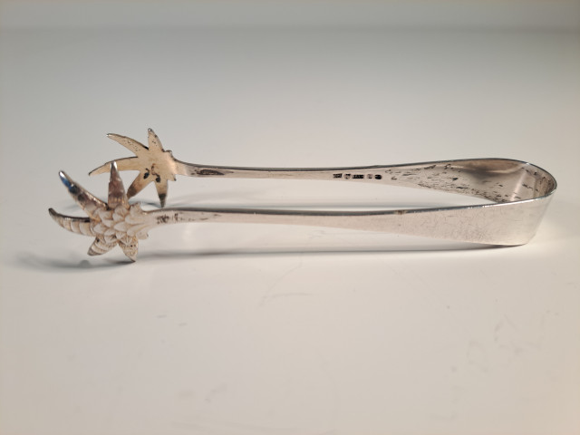 Hopeiset sokeriottimet, kaiverrus