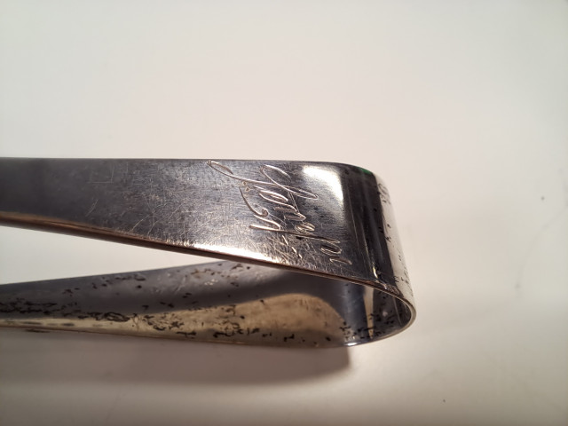 Hopeiset sokeriottimet, kaiverrus