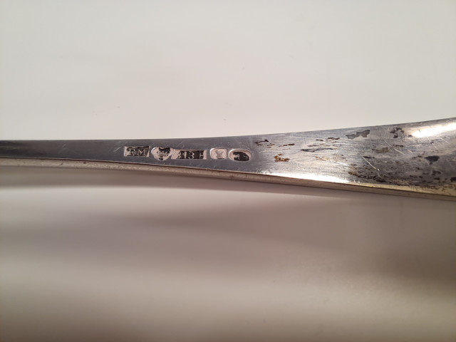 Hopeiset sokeriottimet, kaiverrus