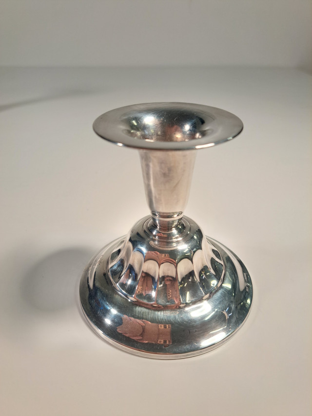 Hopeinen kynttilänjalka, kaiverrus