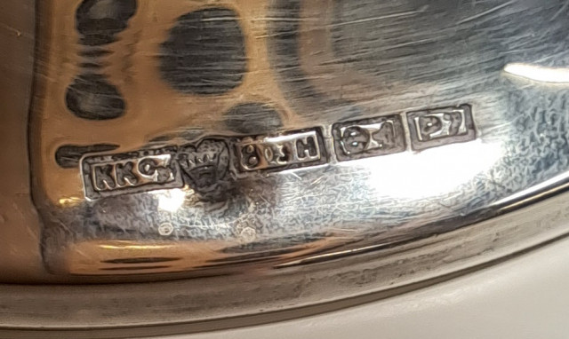 Hopeinen kynttilänjalka, kaiverrus