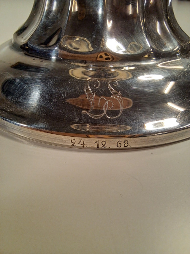 Hopeinen kynttilänjalka, kaiverrus