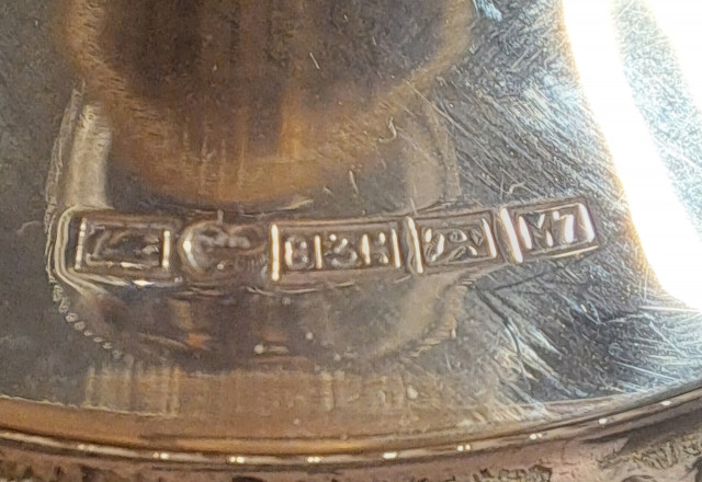 Hopeinen kynttilänjalka