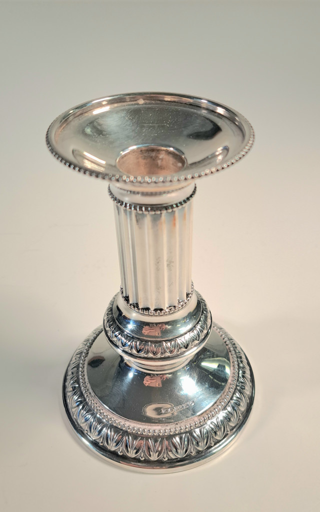 Hopeinen kynttilänjalka