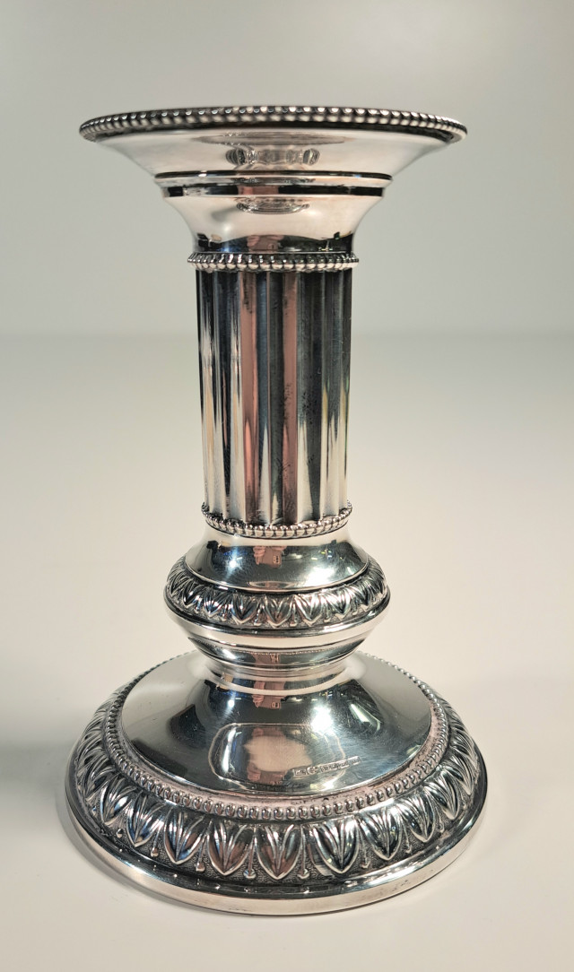 Hopeinen kynttilänjalka