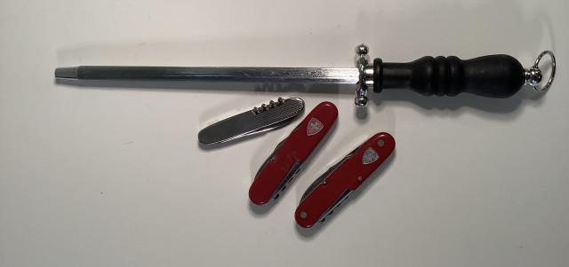 Monitoimiveitset 3 kpl ja Victorinox teroituspuikko 34 cm