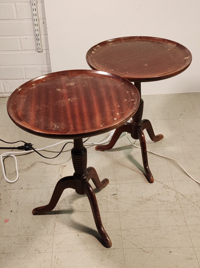 Pöydät. Halkaisija 42cm ja korkeus 50cm