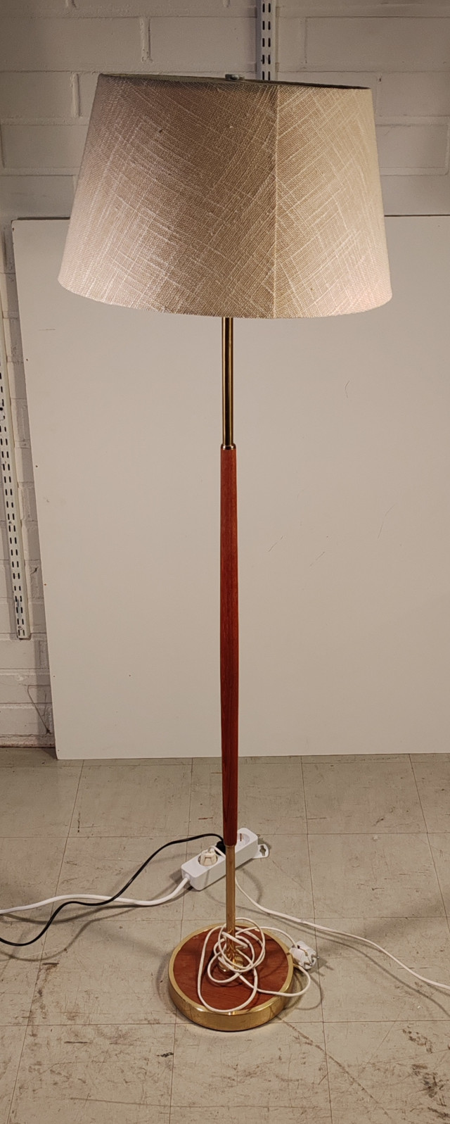 Lattiavalaisin korkeus 150cm