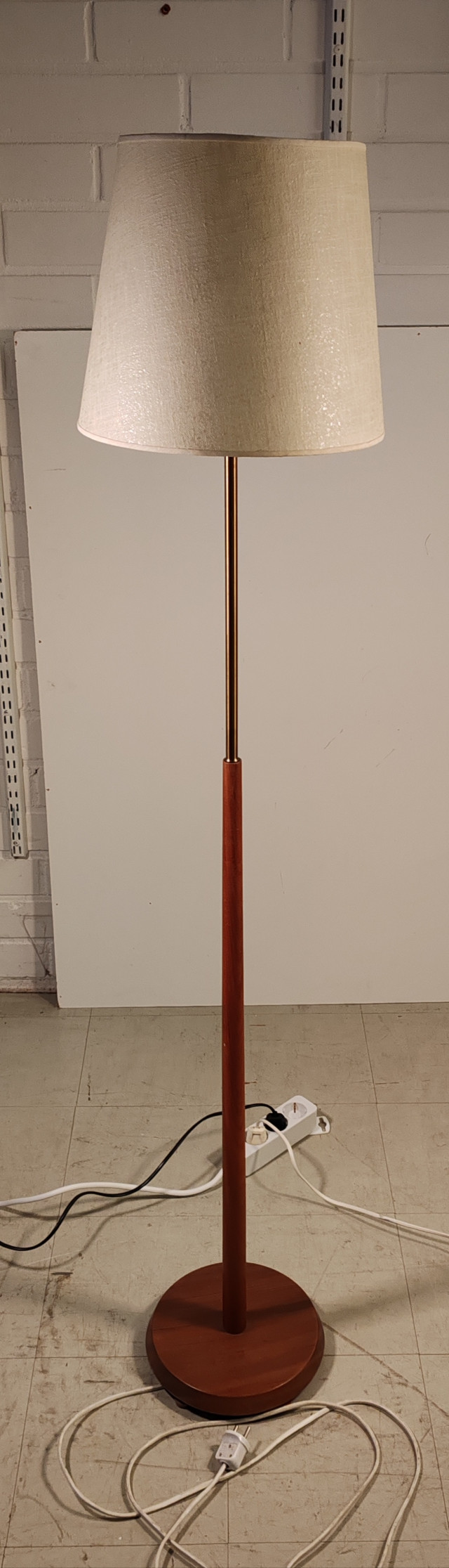 Lattiavalaisin korkeus 150cm