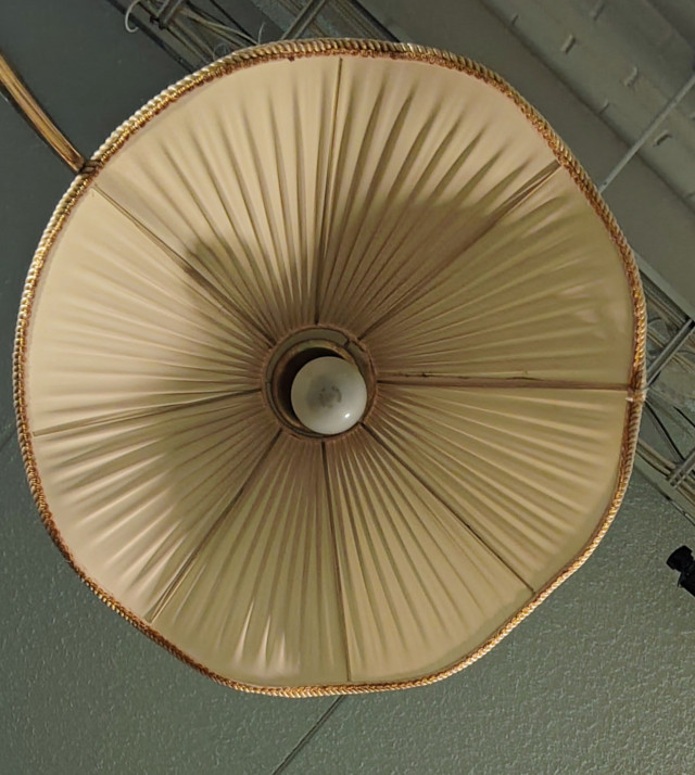 Lattiavalaisin V. Soini 1940 luku. Messinkiä, korkeus 142cm