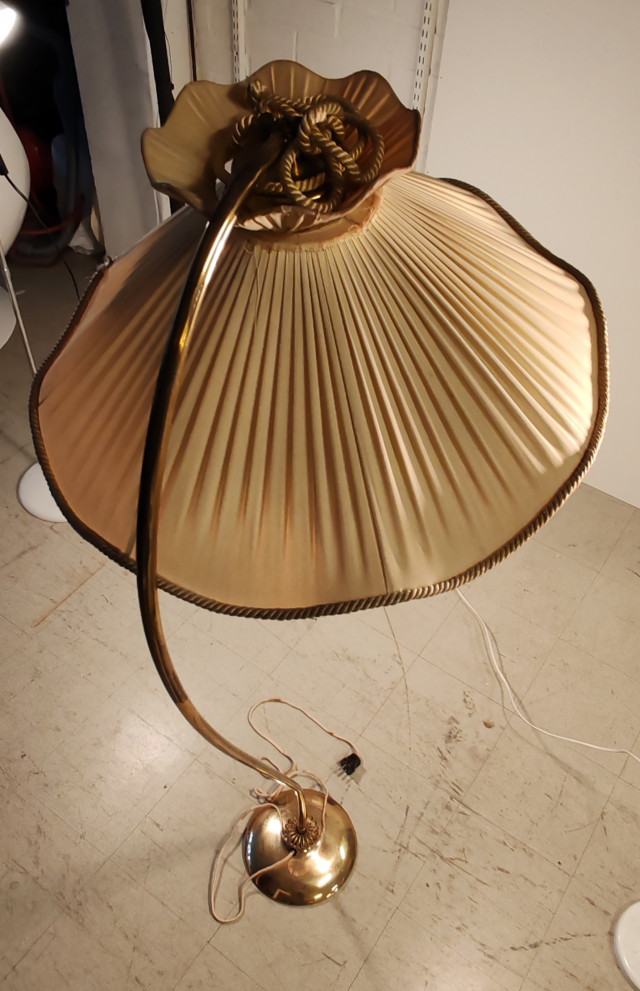 Lattiavalaisin V. Soini 1940 luku. Messinkiä, korkeus 142cm