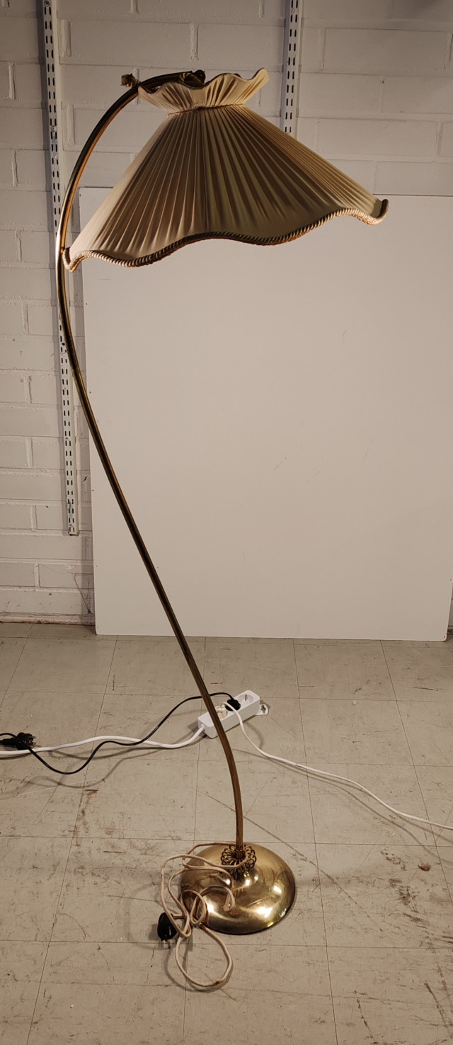 Lattiavalaisin V. Soini 1940 luku. Messinkiä, korkeus 142cm