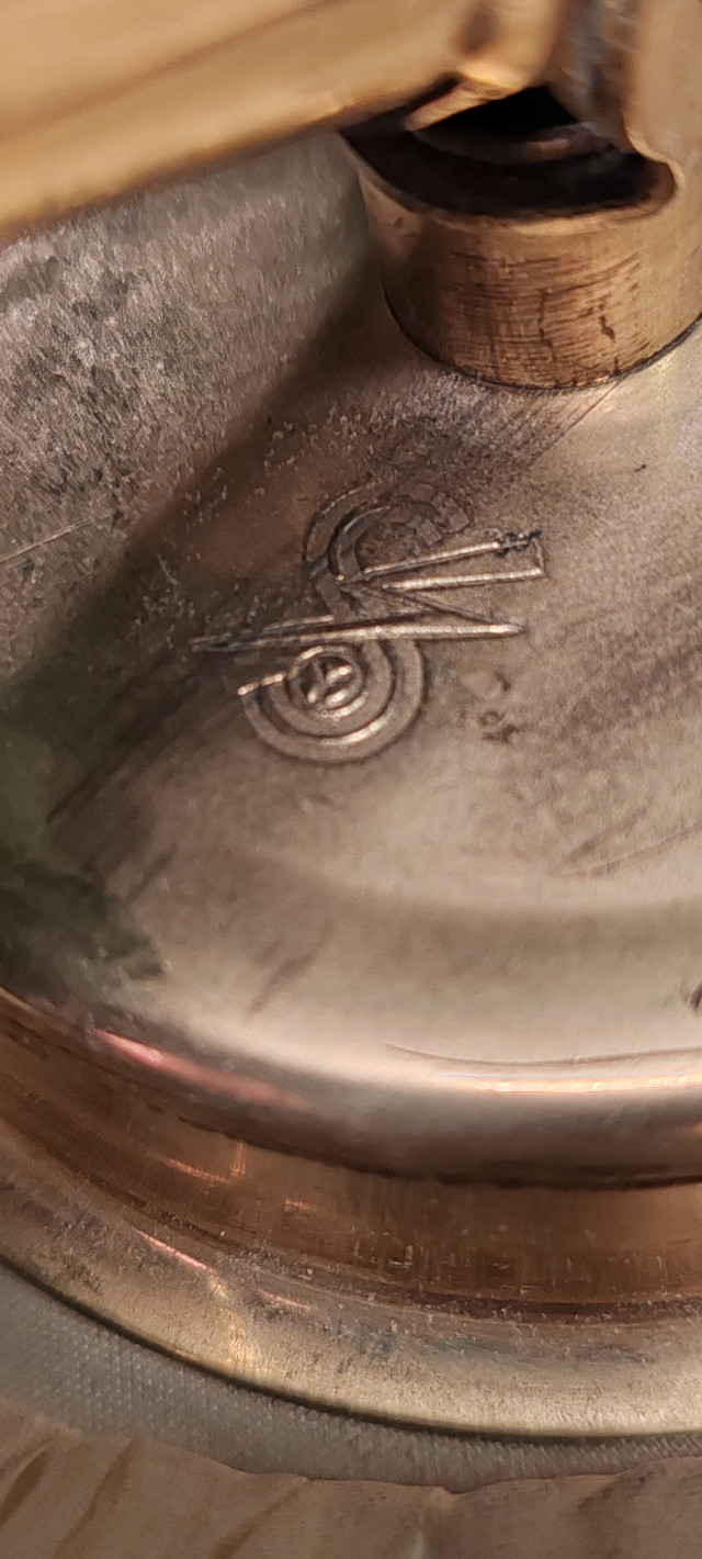 Lattiavalaisin V. Soini 1940 luku. Messinkiä, korkeus 142cm