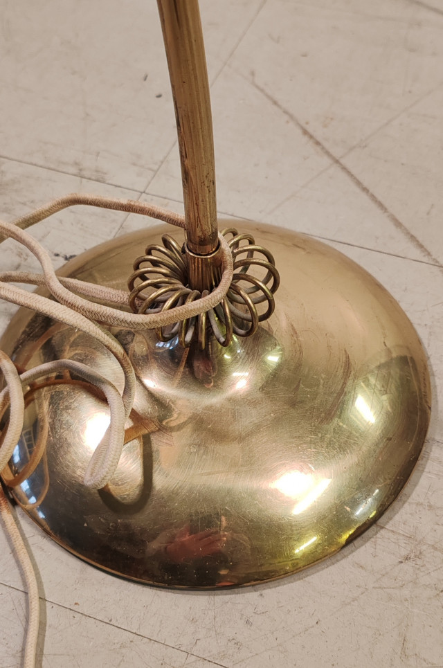 Lattiavalaisin V. Soini 1940 luku. Messinkiä, korkeus 142cm