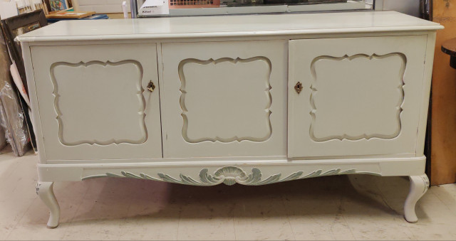 Talonpoika rokokoo senkki. Korkeus 87cm leveys 170cm ja syvyys 55cm