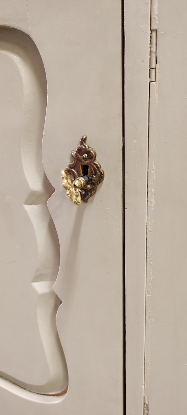 Talonpoika rokokoo senkki. Korkeus 87cm leveys 170cm ja syvyys 55cm