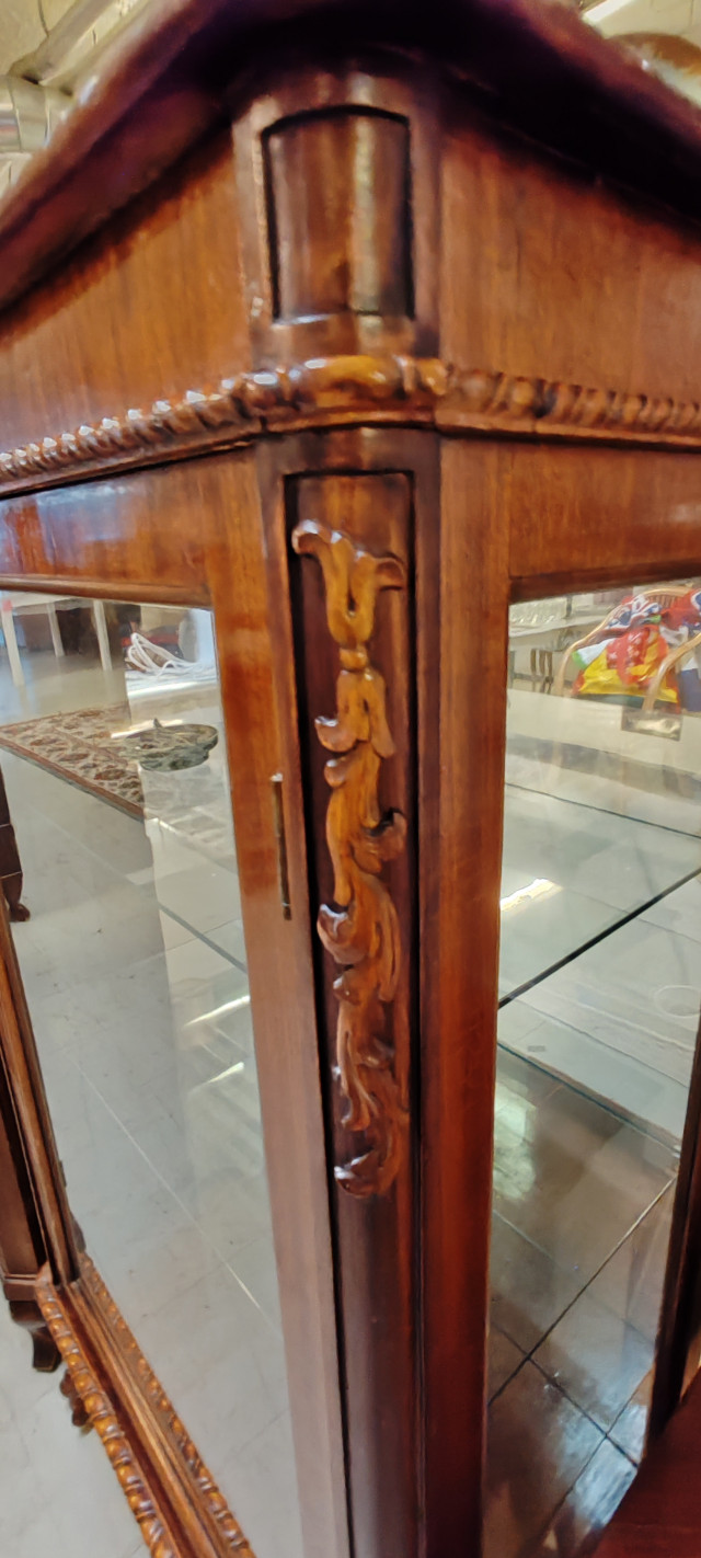 Lasivitriini kaappi. Korkeus 130cm leveys 72cm ja syvyys 41cm