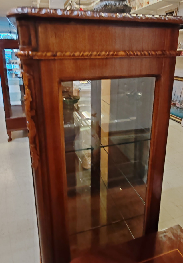 Lasivitriini kaappi. Korkeus 130cm leveys 72cm ja syvyys 41cm