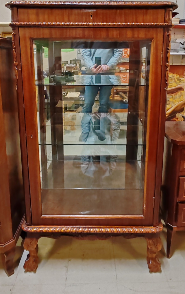 Lasivitriini kaappi. Korkeus 130cm leveys 72cm ja syvyys 41cm