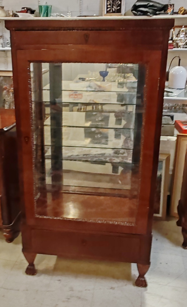 Lasivitriini kaappi. Korkeus 138 leveys 71 cm ja syvyys 39cm