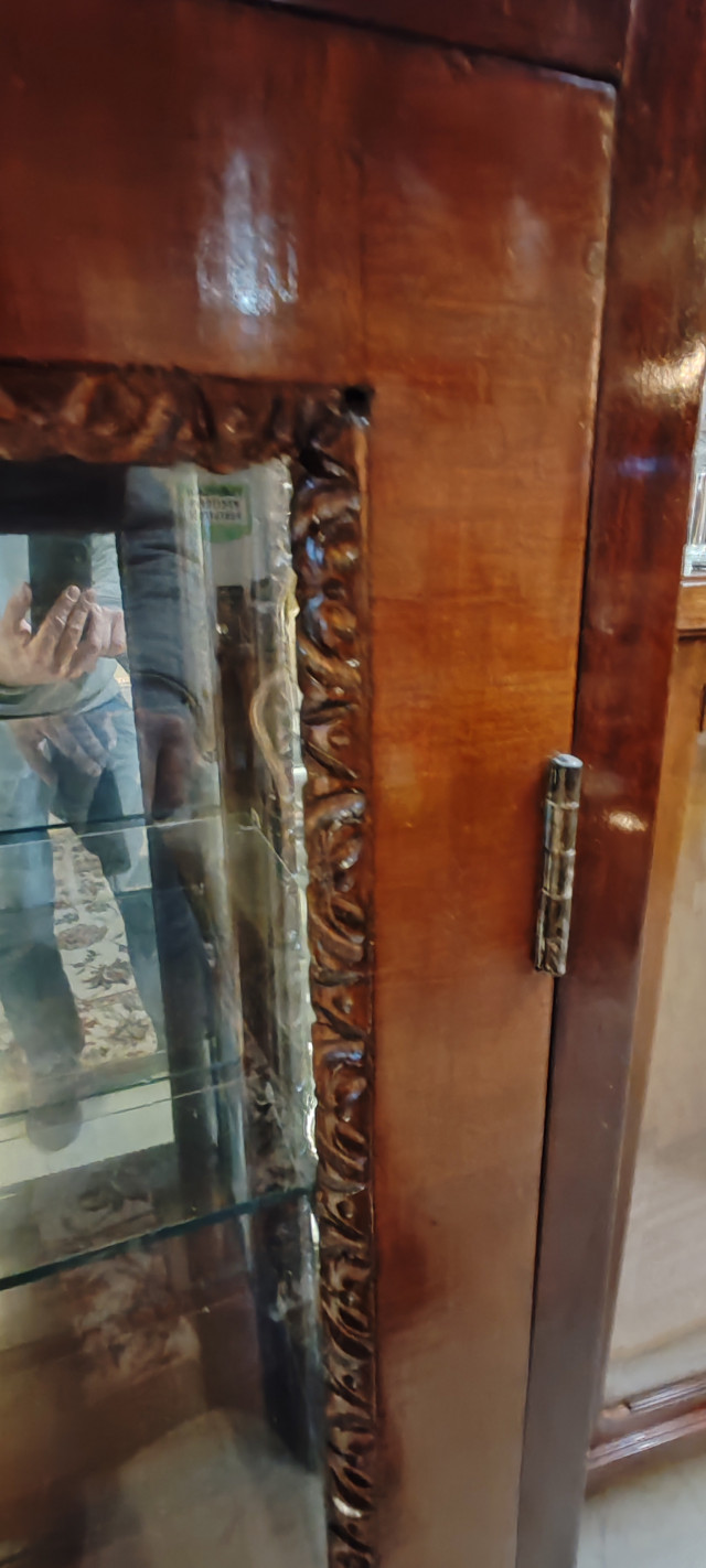 Lasivitriini kaappi. Korkeus 138 leveys 71 cm ja syvyys 39cm