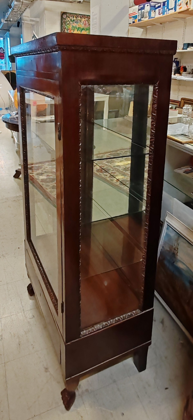 Lasivitriini kaappi. Korkeus 138 leveys 71 cm ja syvyys 39cm